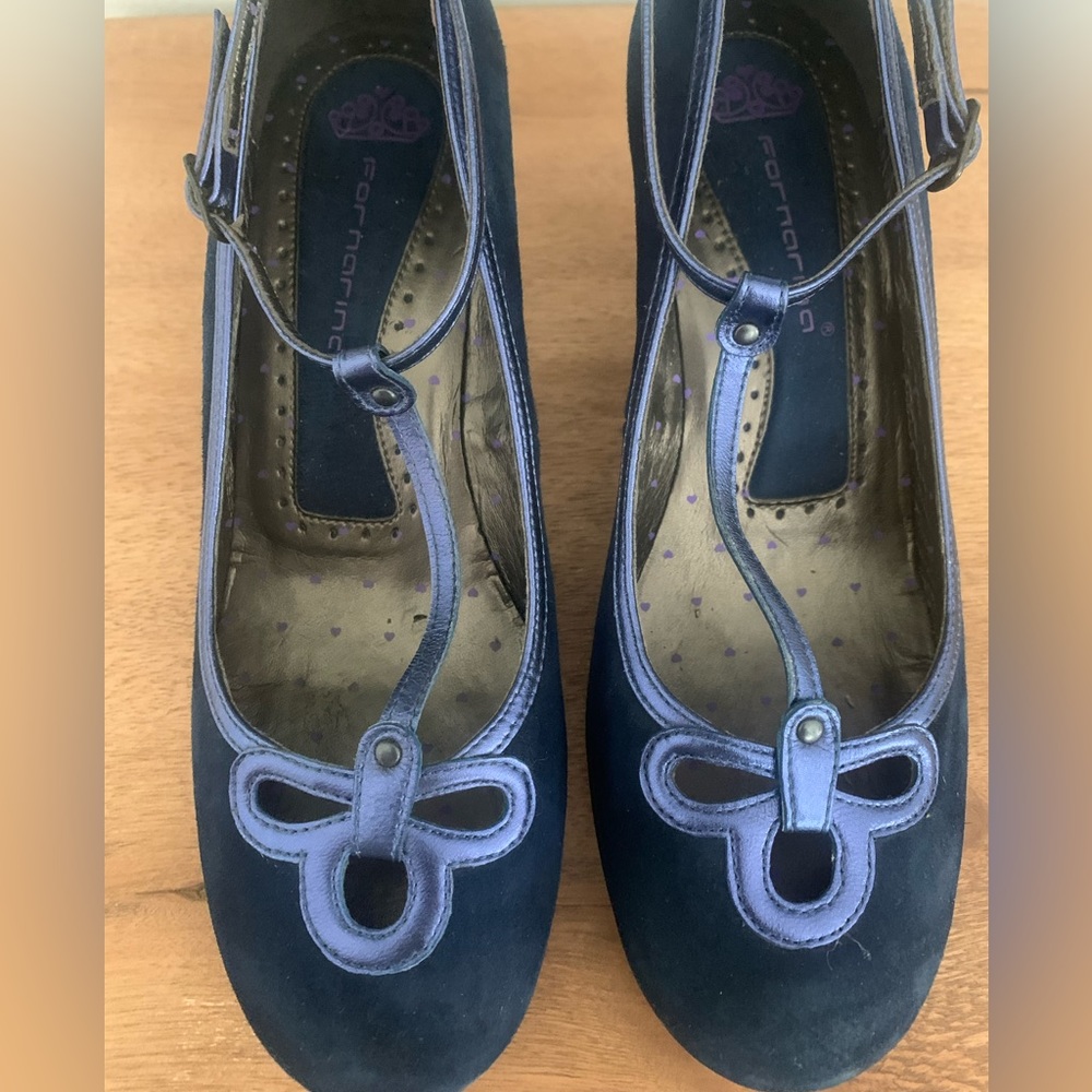 NWOT - Adorable navy blue kitten heel